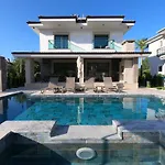 Sahra Premium - Luxury 4 Bedroom With Private Pool & Garden In Dalyan Center *