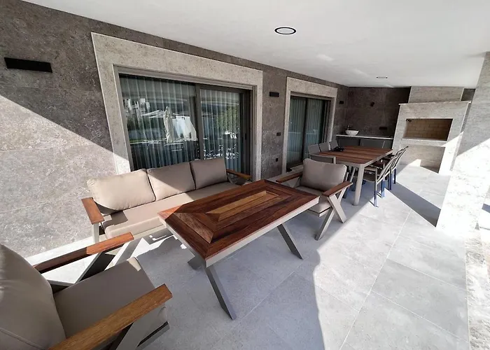 Sahra Premium - Luxury 4 Bedroom With Private Pool & Garden In Dalyan Center Vilă